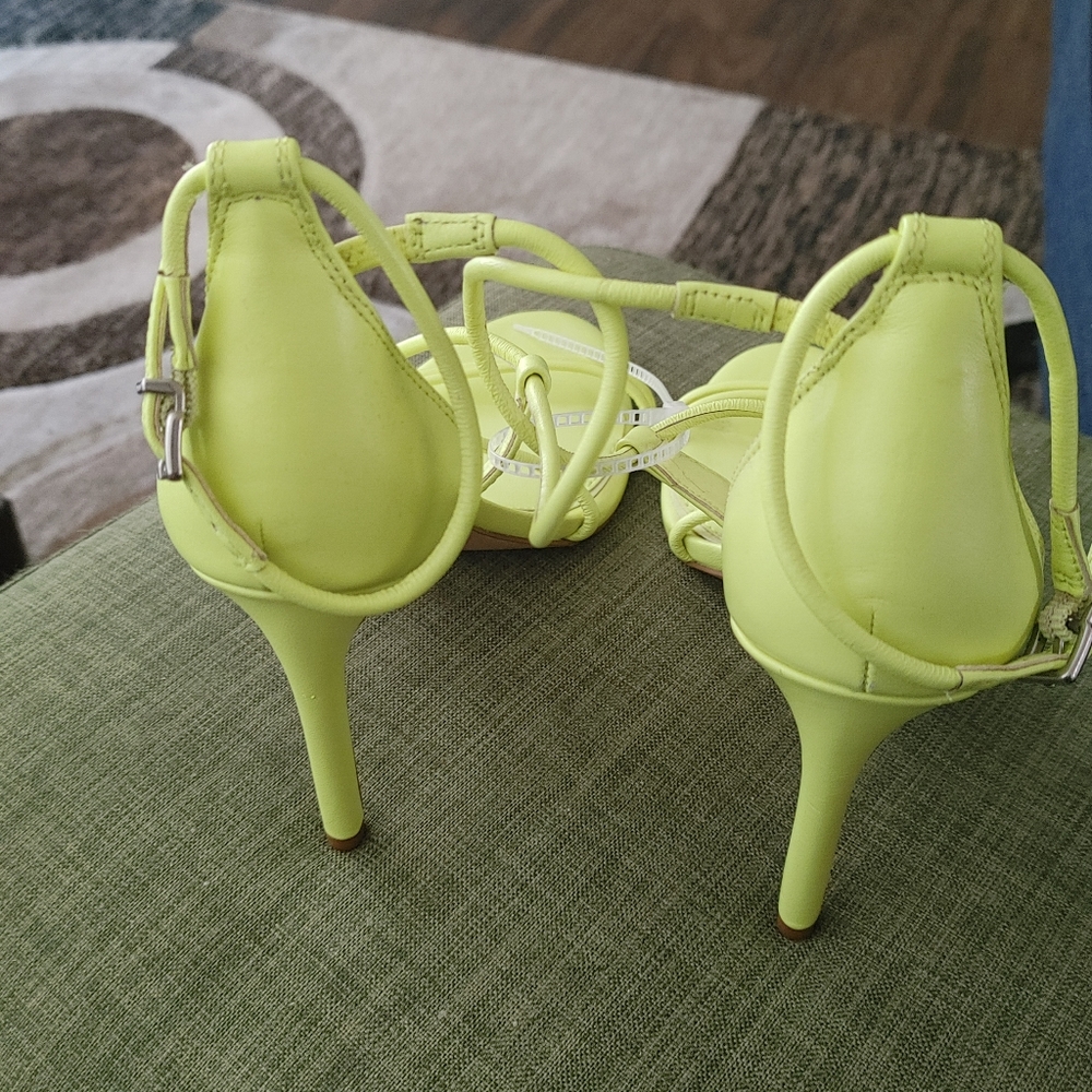 Size 9.5B - Picture 3 of 3